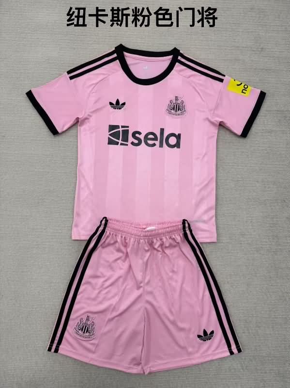 Kids Newcastle United 25/26 Goalkeeper Pink Soccer Jersey And Shorts